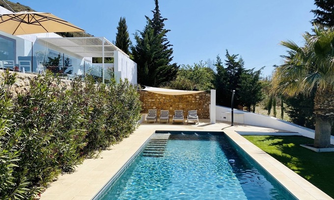 Carataunas Casa | The Glass House: una villa y piscina elegante y minimalista con hermosas vistas ...