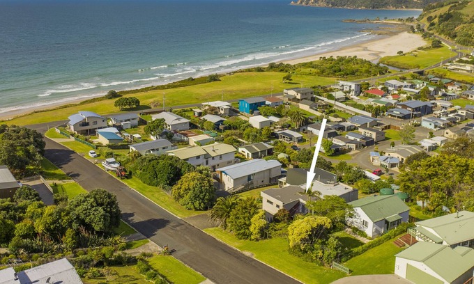 Kuaotunu Cabaña | THE GLASS HOUSE - KUAOTUNU HOLIDAY HOME, with a garden in Rings Beach