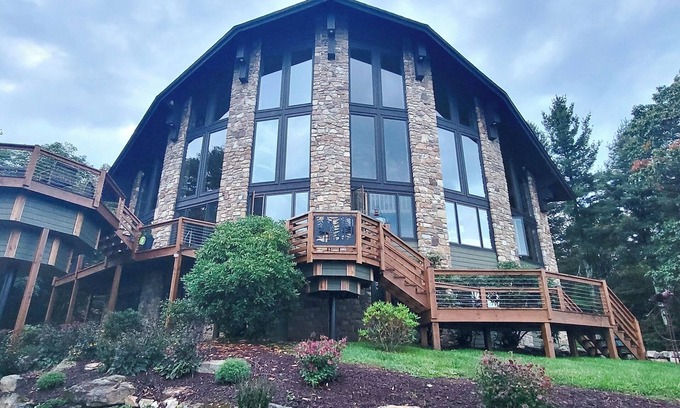 Frank Casa | The Glasshouse-amazing views, ultimate relaxation, & fresh mountain air await!