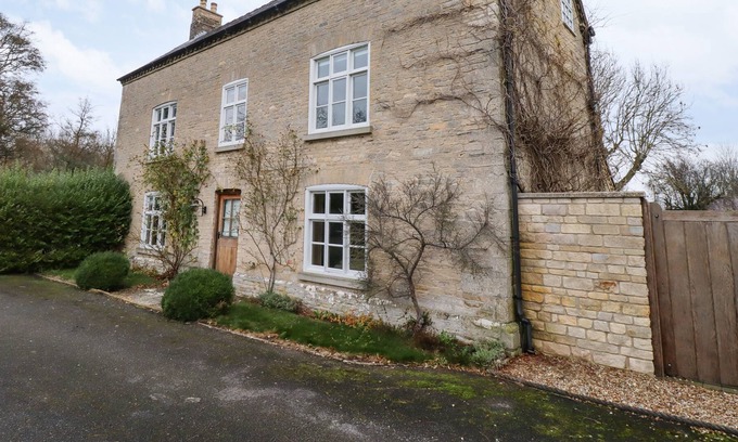 Sleaford Cabaña | THE GLEBE, pet friendly, with hot tub in Burton Pedwardine