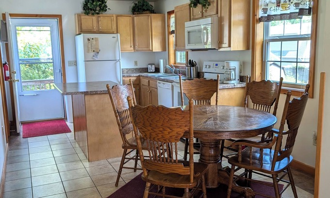 Edinboro Casa | The Glenshaw- Spacious 5 bedroom home on Lakeside Edinboro