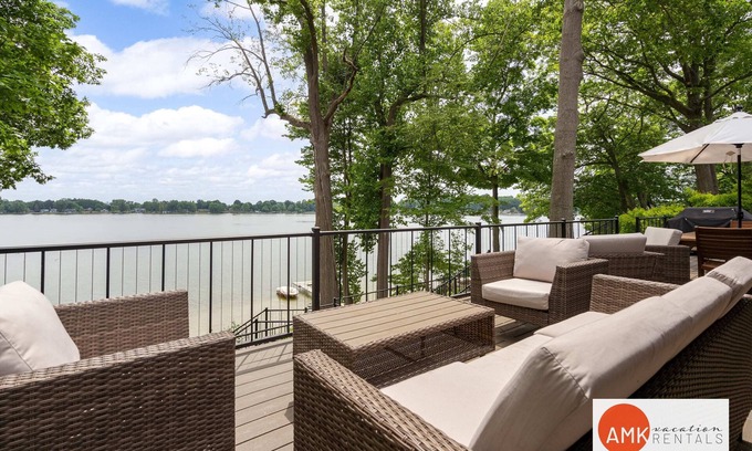 Fennville Casa | The Glistening Grape - High end Lake Retreat