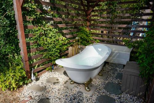 Grass Valley Casa | The Gold heart of Grass Valley w outdoor bathtub
