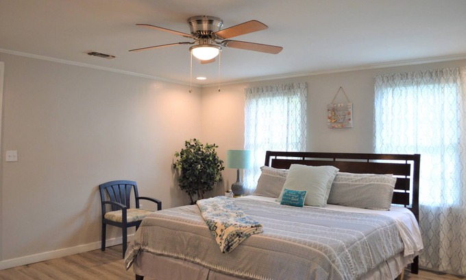 Hattiesburg Casa | The Gold House: Luxury Home Near Midtown, USM, Zoo