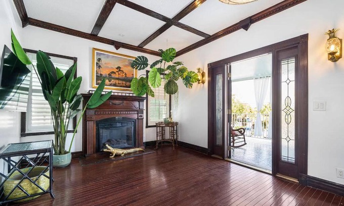 West Palm Beach Apartamento | The Golden Alligator 1 - 3 beds 2 baths in West Palm Beach close to everything