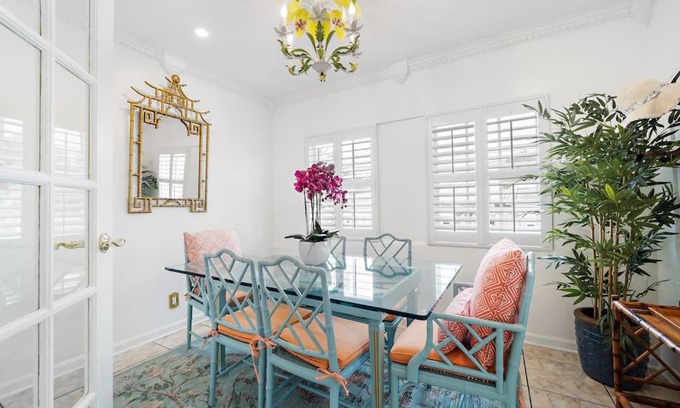 West Palm Beach Apartamento | The Golden Alligator 2 - 3 beds 1 bath Palm Beach Regency style, near everything