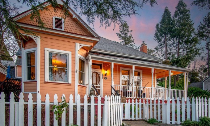 Grass Valley Casa | The Golden Parlor- Historic Victorian, Hot Tub