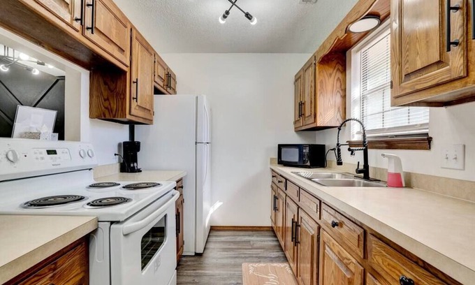 Pittsburg Apartamento | The Goldfinch: 2 Bed Townhouse Mins to University