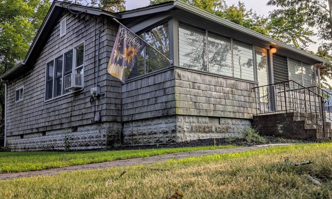 Mastic Beach Casa | “THE GOOSE” A Charming 2-bedroom bungalow with WiFi and AC in Mastic Beach.