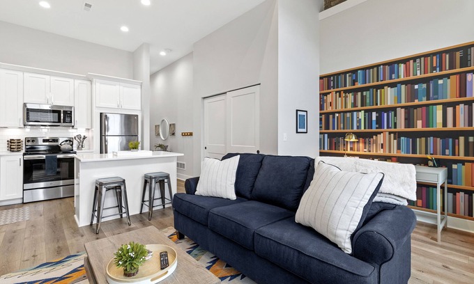 Racine Apartamento | The Graduate: Lakeside Charm in Downtown