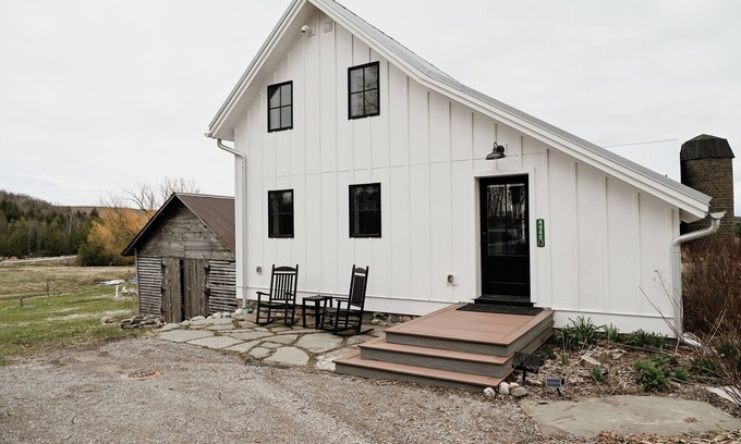 Suttons Bay Casa | Northfarm Granary BB-Charming 3-bedroom house with AC, WiFi in Suttons Bay