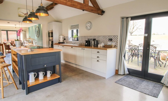 Edgmond Cabaña | THE GRANARY, pet friendly, with open fire in Edgmond, Shropshire