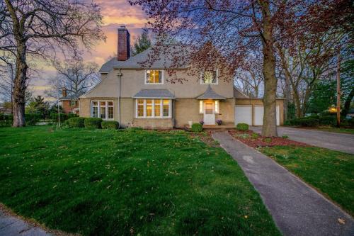 South Bend Casa | The Grand Dame Luxury Family Home for 10 or more