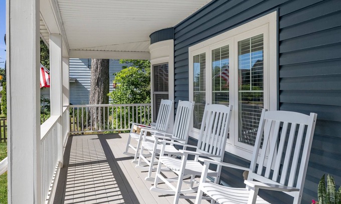 Three Oaks Casa | The Grand Elm - Stately homestead in the heart of Three Oaks, MI - 6 bed, 3 bath