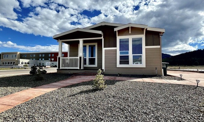 Williams Casa | The Grand Getaway: Family Friendly, Walk to Grand Canyon Railway & Route 66!