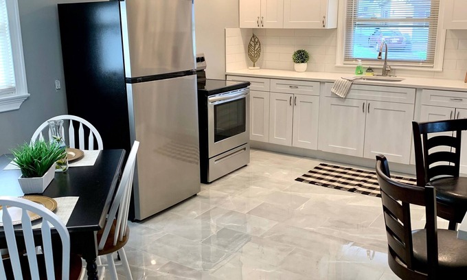 Niagara Falls Casa | The Grand Gorge Villa-With Yard& Parking