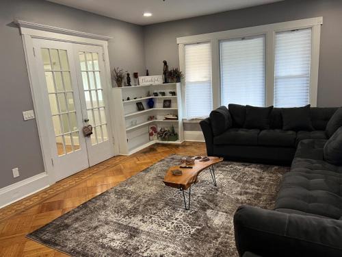 East Orange Casa | The Grand Parkway is a unique getaway with charm!