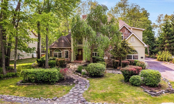 Lake Harmony Casa | The Grand Sage | 10BR Retreat w/ Hot Tub, Sauna, Luxe Furnishings, King Beds