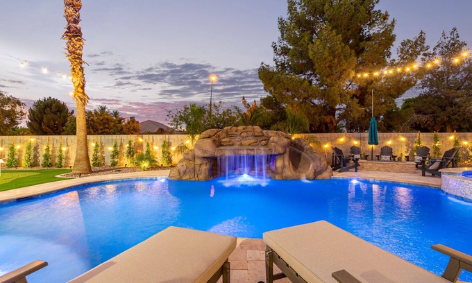Gilbert Casa | The Grand Saguaro, Heated Pool, Hot Tub, Pickleball, Sleeps 27
