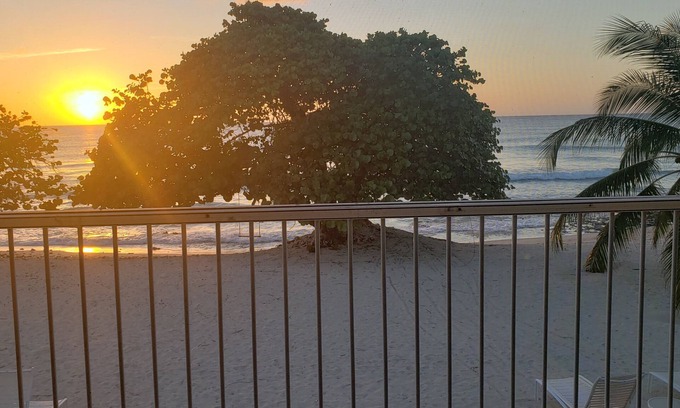 Seven Mile Beach Condominio | The Grandest of Grandviews on 7 Mile Beach! 2nd floor 2 bed-2 bath beachfront!