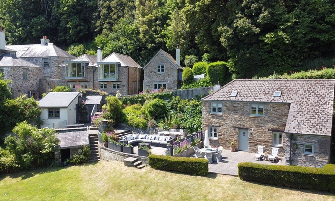 Kingsbridge Cabaña | The Grange - 5 cottages that sleeps 23 guests in 12 bedrooms