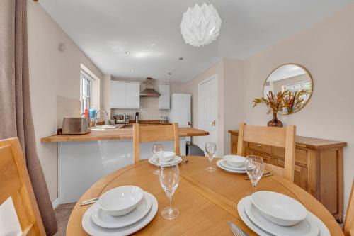 Martlesham Heath Casa | The Grange Luxe3, 4 Bedroom House,5-beds,Spacious,contractor,family,Internet,free parking,group,study,relocation,easily accessible in Ipswich,Kesgrave
