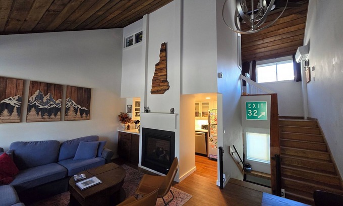 Lincoln Casa | The Granite Ledge: 3 bed,1.5 bath townhouse w/AC. Across from Loon MTN, Sleeps 8