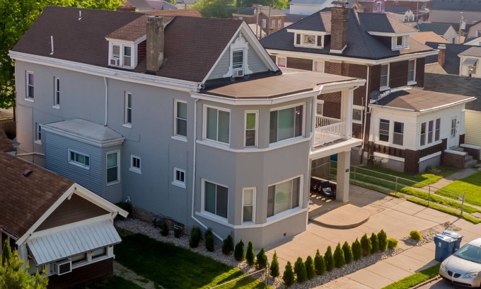 Dayton Casa | La ballena gris. 6 dormitorios y 3 baños. Tres millas al centro de Cincinnati. Capacidad para 16+