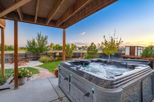 Peyton Casa | The Great Escape - 6BR, Gym, Hot Tub, Pets OK!