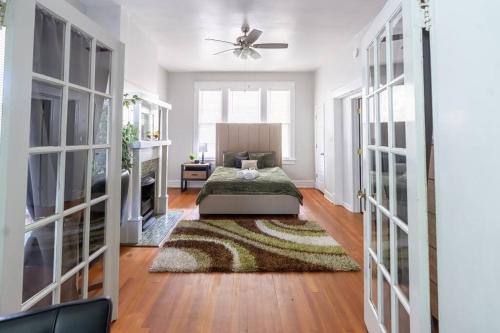 Woodland Heights Apartamento | The Great Pink Lady with Huge Wrap Around Porch!