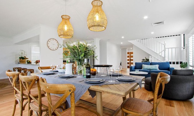 Vincentia Casa | The Great White Vincentia