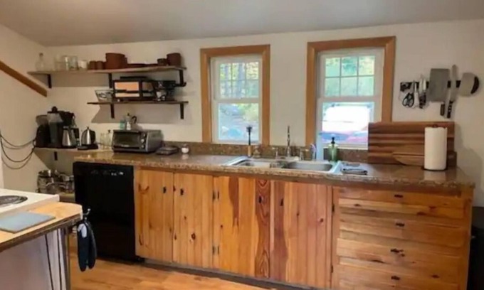 Stratton Cabina | The Green Cabin - 10 min from Sugarloaf, 30 min to Rangeley!