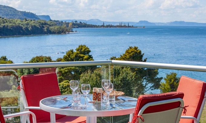 Omori Casa | THE GREEN DECK - PUKAWA HOLIDAY HOME, family friendly in Pukawa Bay