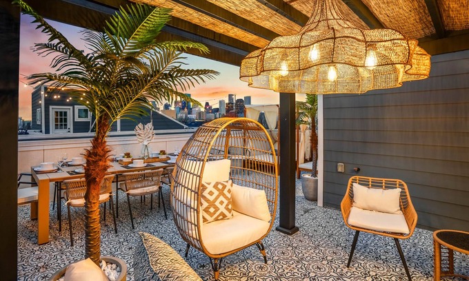 South Central Houston Casa | The Green Haus: Luxxe Cabana Rooftop Retreat