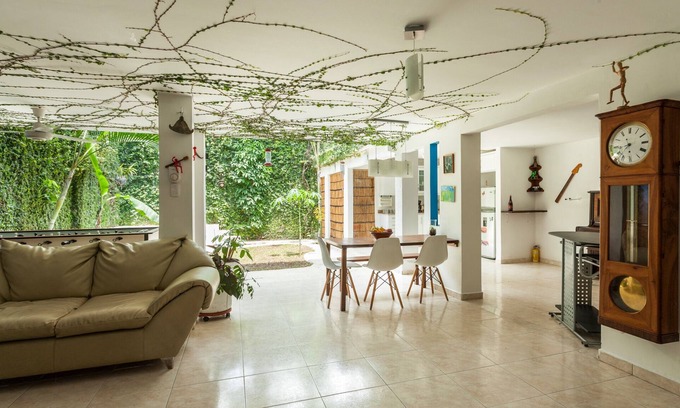 Cali Casa | La casa verde (jacuzzi)