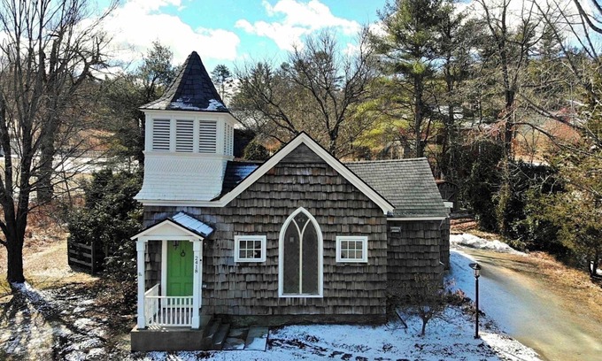 Londonderry Casa | The Green Mountain Chapel / Old Church repositioned into 3 BR
