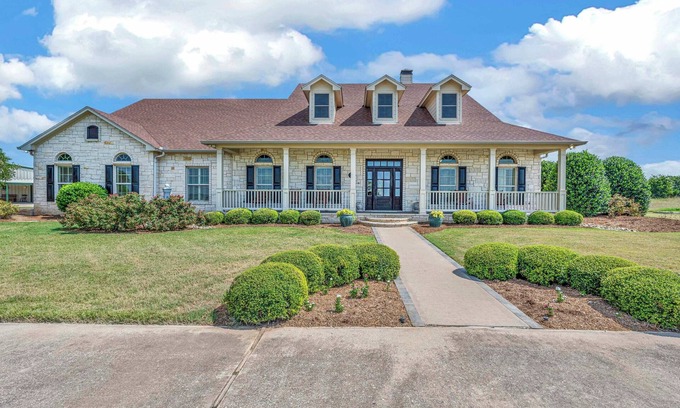 Lorena Casa | The Green Ranch House-Pool-Theatre-Hot Tub-Game Room