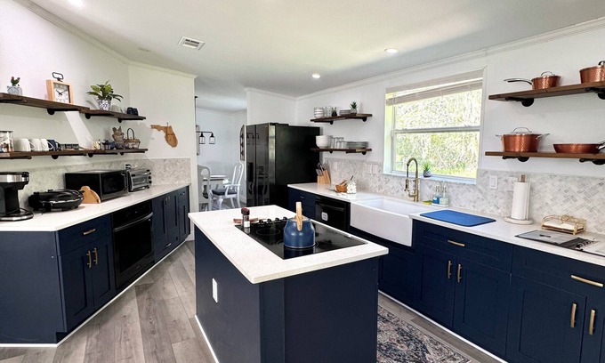 Geneva Casa | The Greenhouse: Tranquil 3-Bedroom Retreat with Garden, Chickens & Outdoor Oasis