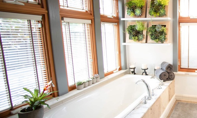 Wallingford Casa | THE GREENLAKE BUNGALOW - center of seattle
