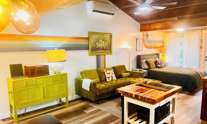 Walnut Springs Casa | THE GREENROOM, FUNKY music themed tiny home, walking distance to downtown!