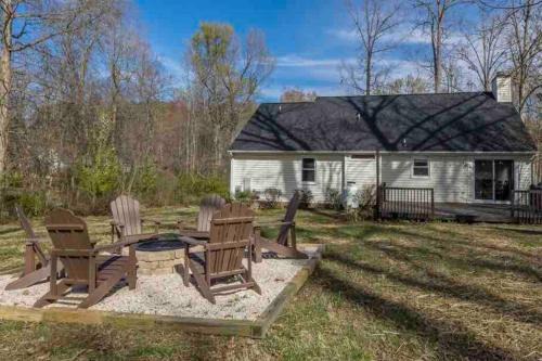 Pleasant Garden Apartamento | The Greensboro Getaway, Hot Tub and Solitude