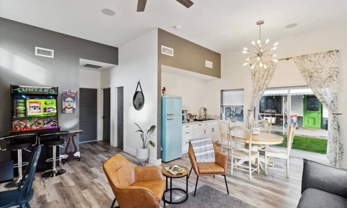 Encanto Casa | The Gregory: 2 Bed/1 Bath Guesthouse