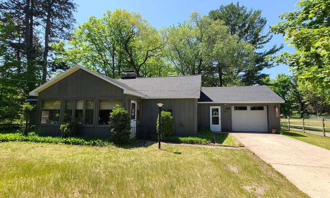 Alden Cabaña | THE GREY HAVENS: Cozy Cottage w/ Private Torch Lake Frontage