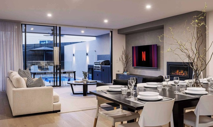 McCrae Casa | The Grey House | Luxe Entertainer with Heated Pool