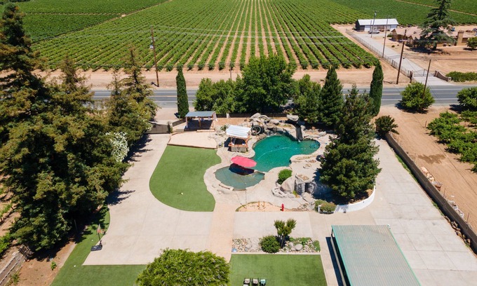 Victor Otro | The Grotto: Multi-Family Mini Private Resort