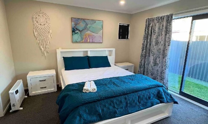 Lower Hutt Casa | The Grove - Charming Private Guest Suite