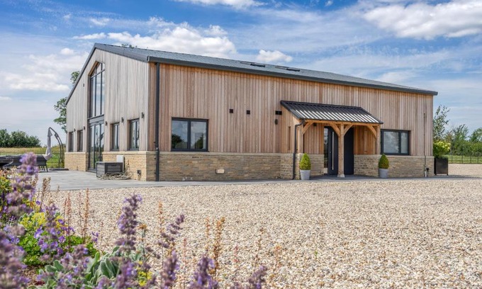 Malmesbury Casa | The Grove - Converted Cattle Barn