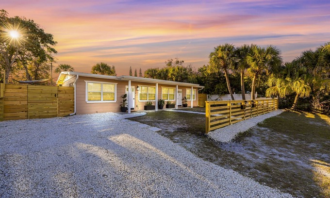Tropic Casa | The Guava House - Coastal Arts District Getaway