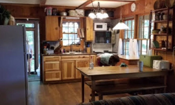 Boulder Junction Cabina | The Guest Cabin - Lakeside cabin with large screened in porch and fireplace