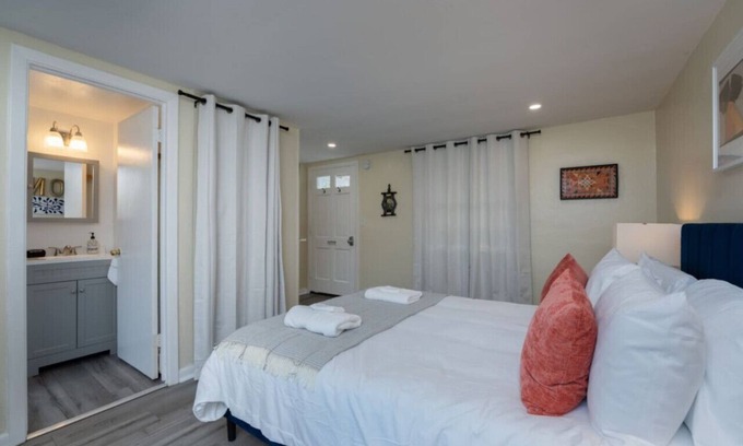 Old Mystic Apartamento | The Haley Studio · Near Mystic, Casinos + USCGA